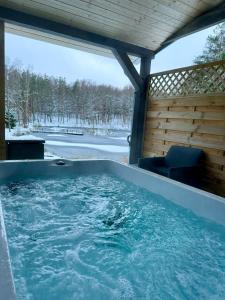 冬天的Osada Skoczkowo komfortowe domki z jacuzzi nad jeziorem- sauna- balia- prywatny staw wędkarski