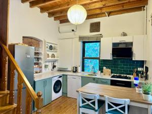 Кухня или мини-кухня в The Wooden 17
