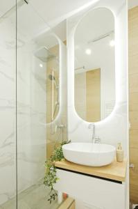 un baño con lavabo y espejo en Designers Apartment - chic choice for the stay, en Iaşi 41 fotos más