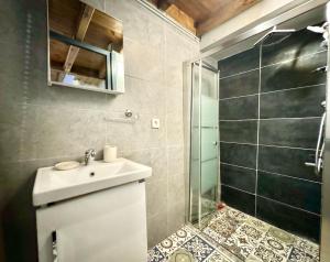 Ванная комната в The Wooden 17 +13 фотографий