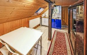 una cucina con tavolo in una stanza con pareti in legno di Ferienwohnung Lassan - Wolgast a Lassan
