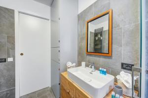 un baño con lavabo y espejo en Casa Entreves - Ristrutturata con parcheggio, en Courmayeur 16 fotos más