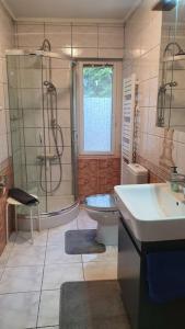 Et badeværelse på Bungalow am Berliner Stadtrand