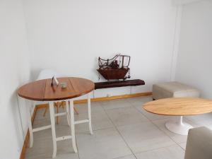 ein Zimmer mit einem Tisch und zwei Beistelltischen und einem Hocker in der Unterkunft Ballester trendy in Villa Ballester