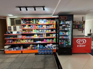 Σούπερ μάρκετ ή άλλα καταστήματα σε αυτό το διαμέρισμα ή εκεί κοντά