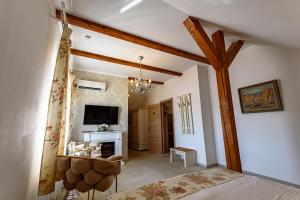 ein Schlafzimmer mit einem Bett und einem Fernseher in einem Zimmer in der Unterkunft Vila SaraDa Boutique in Deva