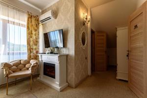 ein Wohnzimmer mit Kamin und Fenster in der Unterkunft Vila SaraDa Boutique in Deva