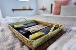 Ein Holztablett mit Haartrocknern steht auf einem Bett. in der Unterkunft Takis' Attic in Áyios Ilías