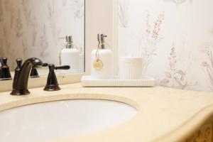 Ένα μπάνιο στο Peach Haven Hideaway +55 φωτογραφίες