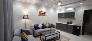 a living room with a couch and a table at اجنحة مأرز الايمان in Medina