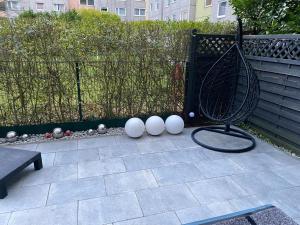a ping pong racket and three balls on a patio at Apartment Hannover Messe mit großer Terrasse, barrierefrei in Hannover