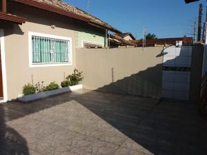un patio frente a una casa en Casa Recanto em Itanhaém, en Itanhaém
