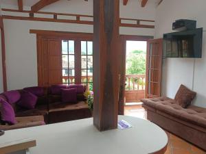 A seating area at Cemandy Hostal