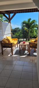 Foto dalla galleria di appartement privé ECO-RESPONSABLE, vue sur la mer des Caraibes et jardin clos, WiFi, à 2mn de la plage a Sainte-Luce