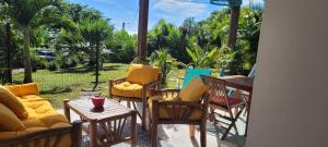 حديقة خارج appartement privé ECO-RESPONSABLE, vue sur la mer des Caraibes et jardin clos, WiFi, à 2mn de la plage
