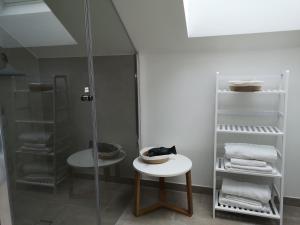 Tauplitz Panorama Apartment, 75qm, Balkon und Sauna في توبليتز: حمام مع دش زجاجي وطاولة ومناشف +22 صورة