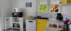 مطبخ أو مطبخ صغير في appartement privé ECO-RESPONSABLE, vue sur la mer des Caraibes et jardin clos, WiFi, à 2mn de la plage