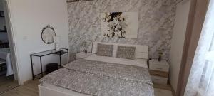 a bedroom with a bed and a mirror at Apartman Kozarčeva in Varaždin