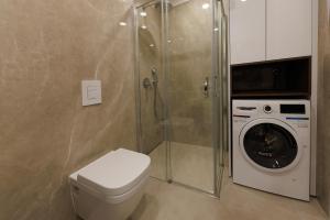 La salle de bains est pourvue de toilettes et d'un lave-linge. dans l'établissement Luxury Apartment NARONA Sea&City view, à Makarska 27 autres photos