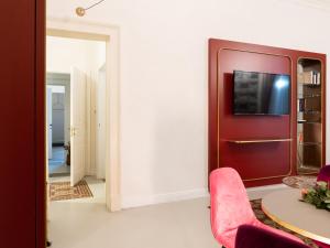 A television and/or entertainment centre at Scene Suites Apartments