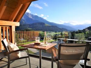 Tauplitz Panorama Apartment, 75qm, Balkon und Sauna في توبليتز: طاولة وكرسيين على شرفة مطلة