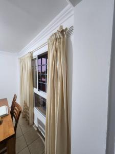 un salon avec une fenêtre, un bureau et une table dans l'établissement Depto av cordoba 2, à Barrio Rivadavia