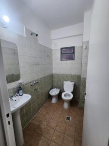une salle de bain avec toilettes et lavabo dans l'établissement Depto av cordoba 2, à Barrio Rivadavia
