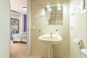 Koupelna v ubytování DUQUE CENTER PREMIUM SUITES, FREE PARKING