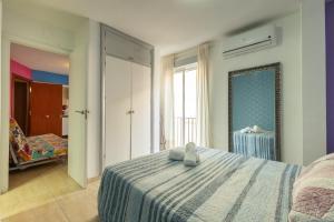 Postel nebo postele na pokoji v ubytování DUQUE CENTER PREMIUM SUITES, FREE PARKING