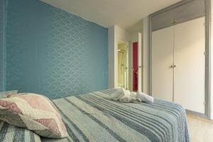 Postel nebo postele na pokoji v ubytování DUQUE CENTER PREMIUM SUITES, FREE PARKING