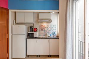 Kuchyň nebo kuchyňský kout v ubytování DUQUE CENTER PREMIUM SUITES, FREE PARKING