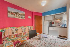 Kuchyň nebo kuchyňský kout v ubytování DUQUE CENTER PREMIUM SUITES, FREE PARKING