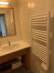 a bathroom with a sink and a mirror at Appartement 4 personnes avec piscine, wifi, garage in Besse-et-Saint-Anastaise +21 photos