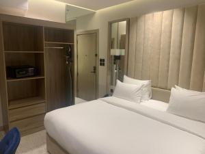 a large white bed in a hotel room at فندق حياة تاون ضبا in Ḑubā