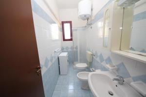 Koupelna v ubytování Comfy 3 room flat in Rosolina with shared pool + 36 fotografií