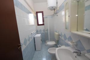 Vannituba majutusasutuses Comfy 3 room flat in Rosolina with shared pool