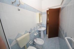 Vannituba majutusasutuses Comfy 3 room flat in Rosolina with shared pool