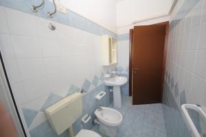Vannituba majutusasutuses Comfy 3 room flat in Rosolina with shared pool
