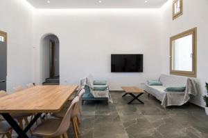 Televízia a/alebo spoločenská miestnosť v ubytovaní Maistros Apartments Mykonos