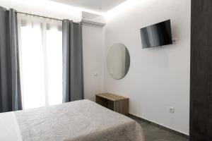Televízia a/alebo spoločenská miestnosť v ubytovaní Maistros Apartments Mykonos