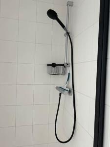 a shower with a shower head and a toothbrush at La Pointe d'Opale Maison 6 personnes à Wimereux in Wimereux +26 photos