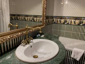 Koupelna v ubytování De Paris Hotel + 37 fotografií