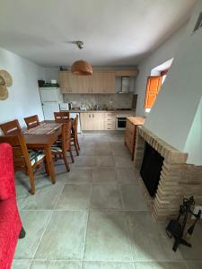 モナチルにあるLa casa de Miguel Chinicasのキッチン、ダイニングルーム(テーブル、暖炉付)