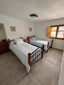 モナチルにあるLa casa de Miguel Chinicasの部屋にベッドが2つある寝室