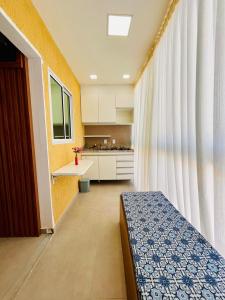 Flat Praia dos Carneiros Tamandaré في تامانداري: غرفة بسرير ومطبخ +60 صورة