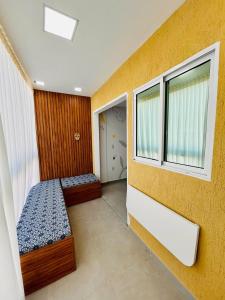 Flat Praia dos Carneiros Tamandaré في تامانداري: غرفة صغيرة بها سريرين ونافذة