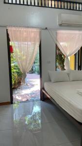 Un dormitorio con una cama y una ventana con vistas. en Lee Homestay, en Hanói