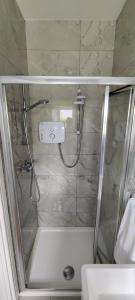 Un baño de Catherine's Place by the sea