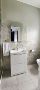 Un baño de Catherine's Place by the sea
