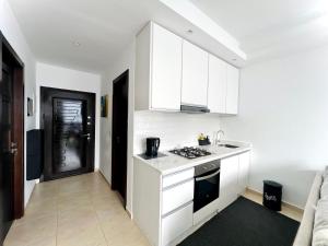 Kuchyň nebo kuchyňský kout v ubytování Blue Wave Apartment